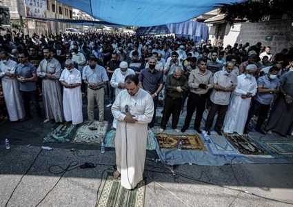 المئات يؤدون صلاة الجمعة امام الصليب الاحمر بغزة تضامنا مع الأسرى