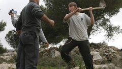 مستوطنون يعتدون على مزارعين في وادي قانا