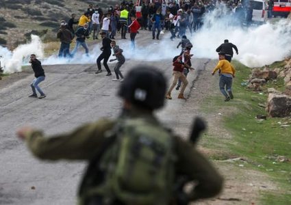 إصابات بالرصاص والاختناق خلال مواجهات مع الاحتلال في قرى نابلس