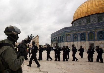 الاحتلال يعتقل شابين من أم الفحم في المسجد الأقصى