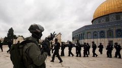 الاحتلال يعتقل شابين من أم الفحم في المسجد الأقصى