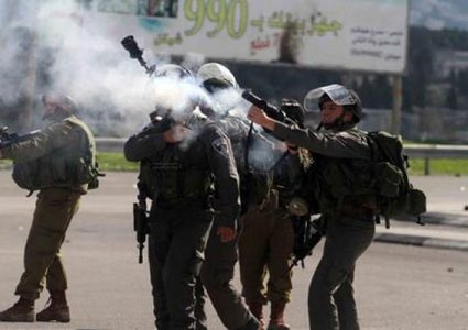 اصابات بالاختناق خلال مواجهات مع الاحتلال على مدخلي برقة وبزاريا