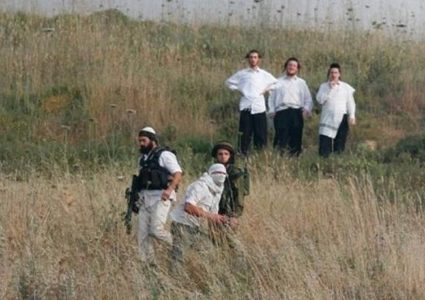 مستوطنون يعتدون على رعاة الأغنام والاحتلال يعتقل 5 منهم