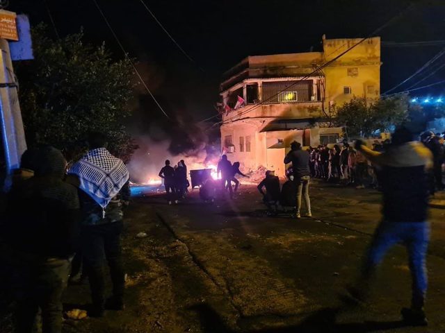 مئات المواطنين يتوافدون إلى برقة لمساندة الأهالي