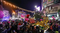 انطلاق قافلة الميلاد في رام الله من أمام ضريح الرئيس ياسر عرفات