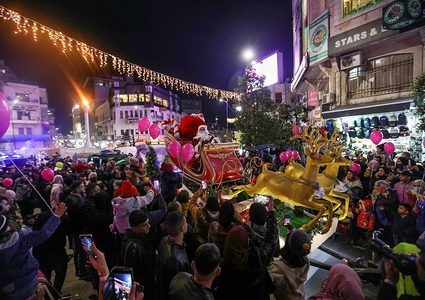 انطلاق قافلة الميلاد في رام الله من أمام ضريح الرئيس ياسر عرفات