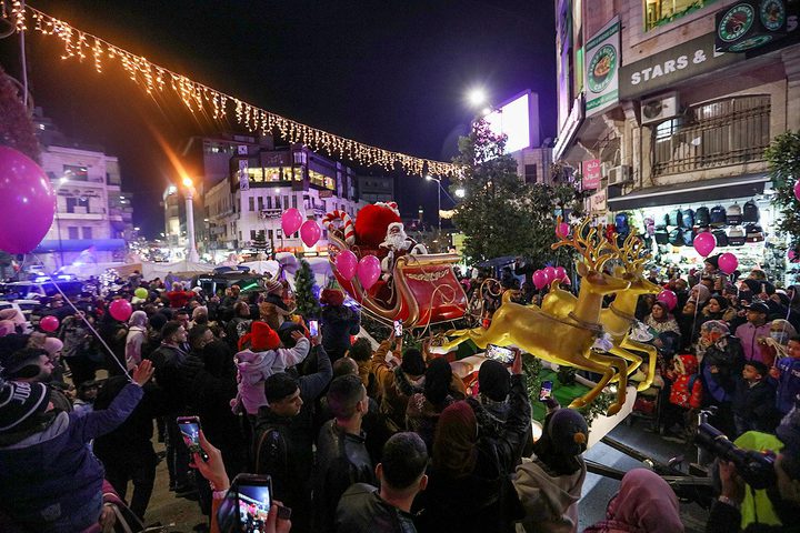 انطلاق قافلة الميلاد في رام الله من أمام ضريح الرئيس ياسر عرفات