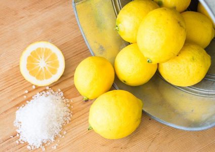 فوائد وضع الليمون والملح بجانب السرير في الشتاء