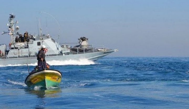 بحرية الاحتلال تستهدف الصيادين شمال قطاع غزة