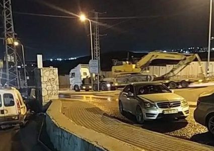 هدم 10 منشآت تجارية في حزما واعتقالات في الضفة