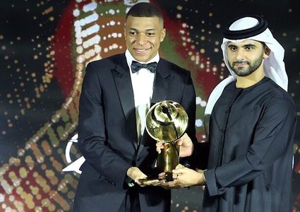 مبابي يتوج بجائزة "جلوب سوكر دبي" لأفضل لاعب في العالم لعام 2021