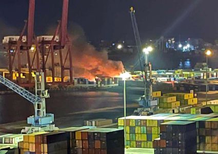 قصف اسرائيلي يستهدف ساحة الحاويات في ميناء اللاذقية السوري