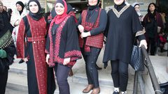 موظفات بلدية نابلس يشاركن في فعالية ارتداء الزي التراثي
