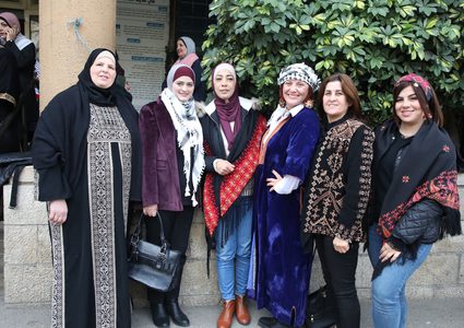 موظفات بلدية نابلس يشاركن في فعالية ارتداء الزي التراثي
