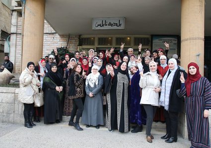 موظفات بلدية نابلس يشاركن في فعالية ارتداء الزي التراثي