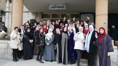 موظفات بلدية نابلس يشاركن في فعالية ارتداء الزي التراثي