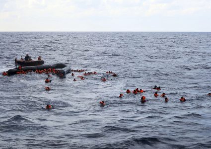 مقتل شخصين وإنقاذ 24 شخصا إثر غرق قارب مهاجرين في سواحل إزمير
