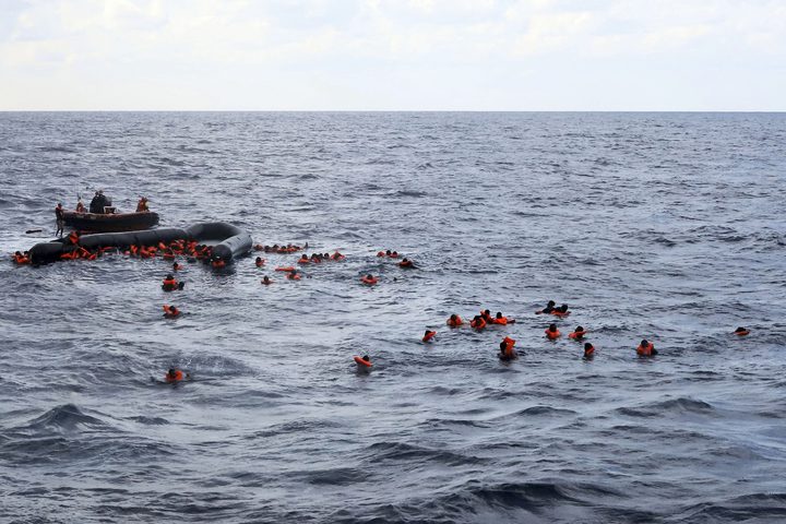 مقتل شخصين وإنقاذ 24 شخصا إثر غرق قارب مهاجرين في سواحل إزمير