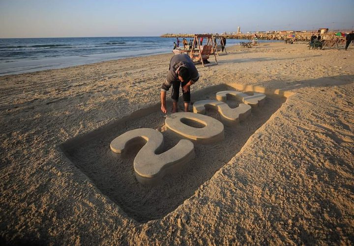 استقبال العام الجديد 2022 على طريقة أهل غزة ومن شواطئها