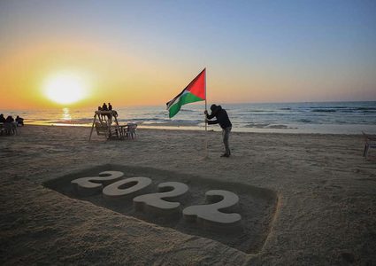 استقبال العام الجديد 2022 على طريقة أهل غزة ومن شواطئها