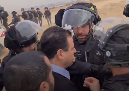 شرطة الاحتلال تعتدي على مواطنين تصدوا لعمليات تجريف أراض في النقب