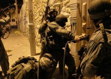 قوات الاحتلال تعتقل مواطنين من كفر عقب شمال القدس