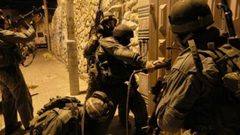 قوات الاحتلال تعتقل مواطنين من كفر عقب شمال القدس