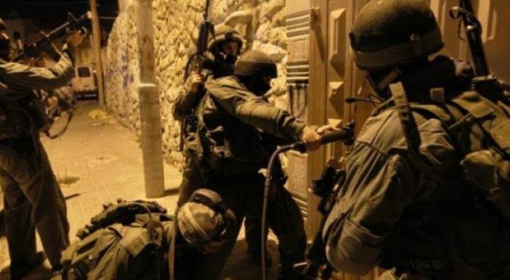 قوات الاحتلال تعتقل مواطنين من كفر عقب شمال القدس