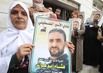 الخليل وقفة دعم وإسناد مع الأسير المضرب عن الطعام أبو هواش