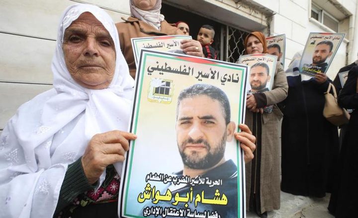 الخليل وقفة دعم وإسناد مع الأسير المضرب عن الطعام أبو هواش
