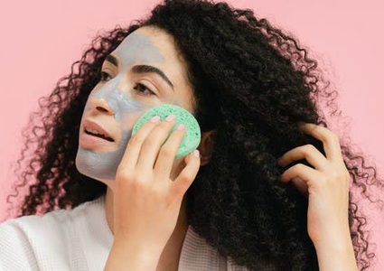 10 عادات تحدث فرقاً كبيراً في روتين العناية التجميليّة