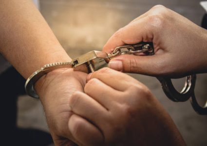 لص غلبه النعاس في منزل ليسرقه فسقط بقبضة الشرطة