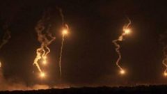 زوارق الاحتلال تطلق قابل إنارة شمال القطاع