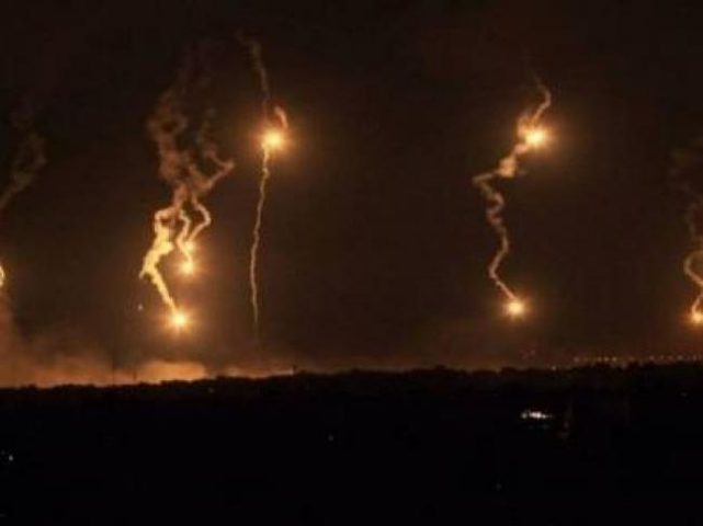 زوارق الاحتلال تطلق قابل إنارة شمال القطاع