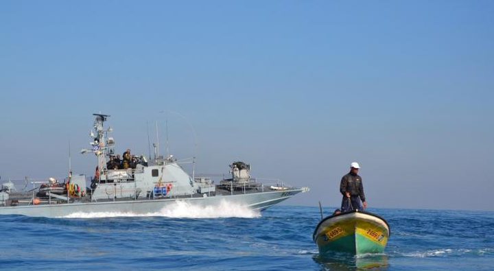 زوارق الاحتلال تطلق نيرانها تجاه مراكب الصيادين في بحر غزة