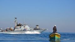 زوارق الاحتلال تطلق نيرانها تجاه مراكب الصيادين في بحر غزة