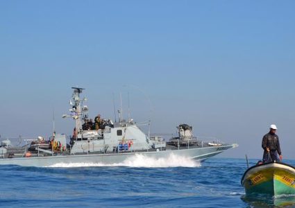 زوارق الاحتلال تطلق نيرانها تجاه مراكب الصيادين في بحر غزة