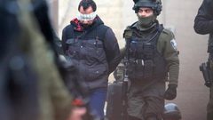 قوات الاحتلال تعتقل ثلاثة مواطنين من الخليل