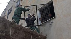 عناصر من الأمن الوطني يركبون حماية لشبابيك منازل المواطنين المحاذية لمستوطنة "شافي شومرون" المخلاة في قرية برقة شمالي مدينة نابلس.