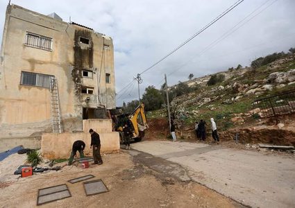 عناصر من الأمن الوطني يركبون حماية لشبابيك منازل المواطنين المحاذية لمستوطنة "شافي شومرون" المخلاة في قرية برقة شمالي مدينة نابلس.