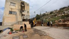 عناصر من الأمن الوطني يركبون حماية لشبابيك منازل المواطنين المحاذية لمستوطنة "شافي شومرون" المخلاة في قرية برقة شمالي مدينة نابلس.