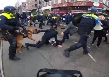 الشرطة تفرق المحتجين على قيود كورونا في أمستردام