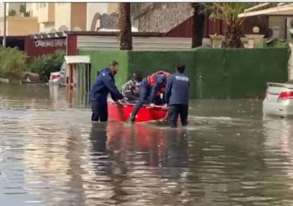 الكويت: إنقاذ 106 أشخاص علقوا بتجمعات مياه الأمطار