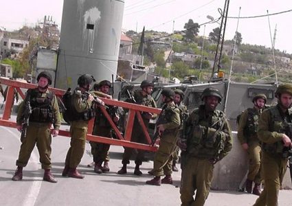 الاحتلال ينصب حاجزا عسكريا على المدخل الغربي لمدينة الخليل