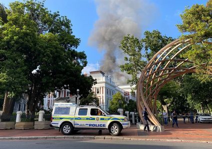 اندلاع حريق في مقر برلمان جنوب إفريقيا