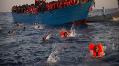 انتشال 3 جثث وإنقاذ 16 مهاجرا قبالة إسبانيا