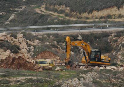 جرافات الاحتلال تجرف عشرات الدونمات غرب سلفيت