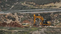 جرافات الاحتلال تجرف عشرات الدونمات غرب سلفيت