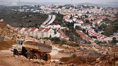 مستوطنون يشرعون بشق طريق استيطانية غرب بيت لحم