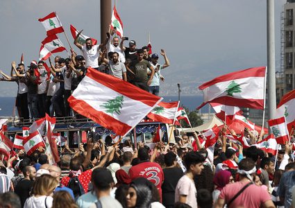 الليرة اللبنانية تتراجع إلى أدنى مستوياتها أمام الدولار